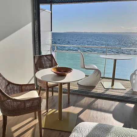 Sur L'o Studio: Beachfront Panoramic Sea View Apartment