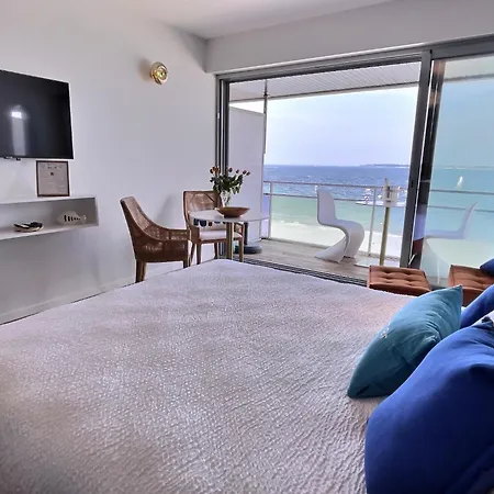 Sur L'o Studio: Beachfront Panoramic Sea View Apartment