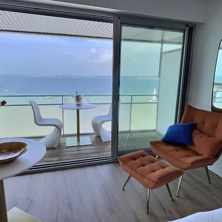 Apartment Sur L'o Studio: Beachfront Panoramic Sea View Concarneau