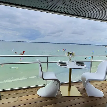 Sur L'o Studio: Beachfront Panoramic Sea View Apartment